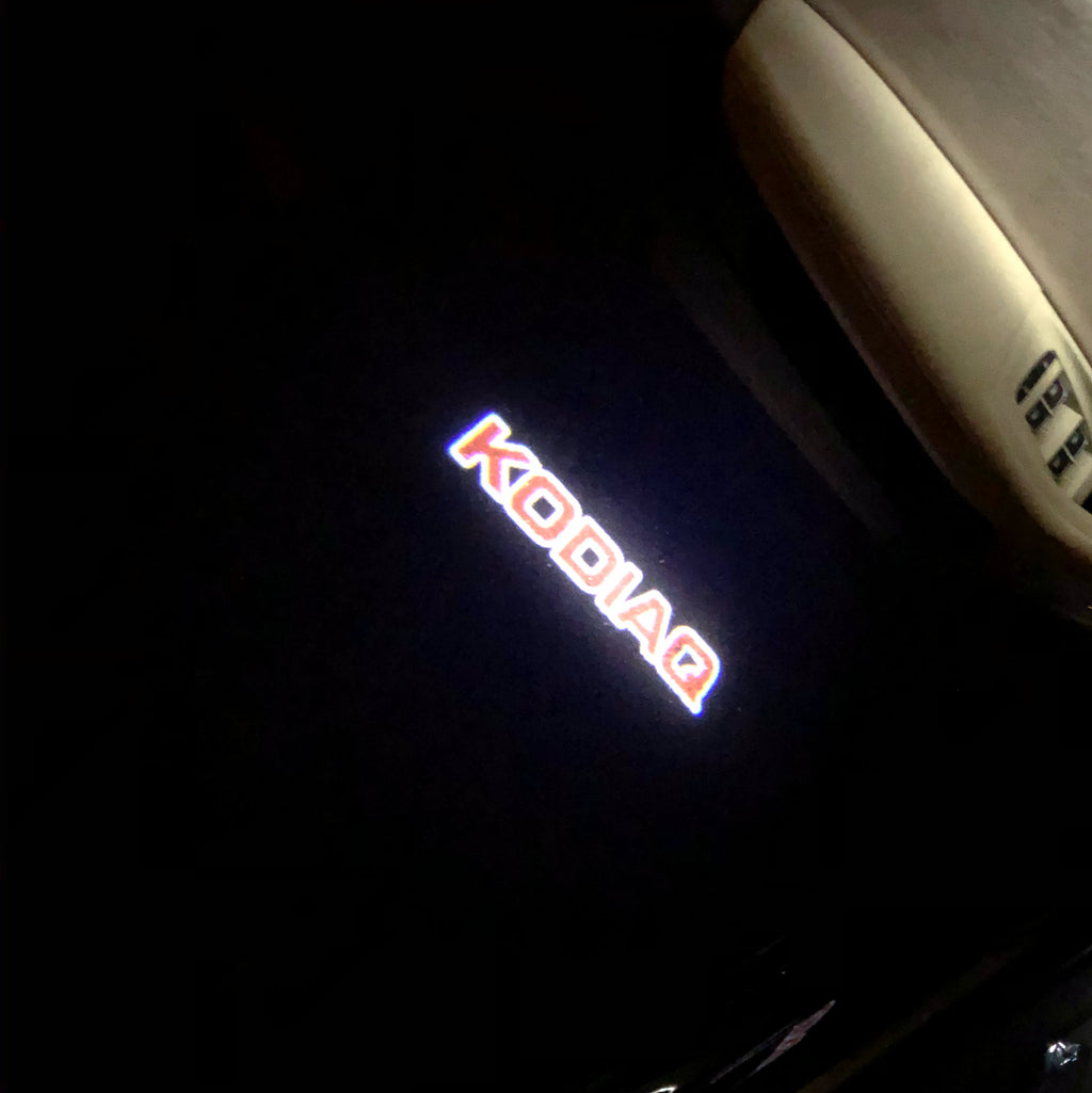 SKODA KODIAQ LOGO PROJECTOR LIGHTS Nr.100 (الكمية 1 = 2 شعار فيلم / 2 أضواء باب)