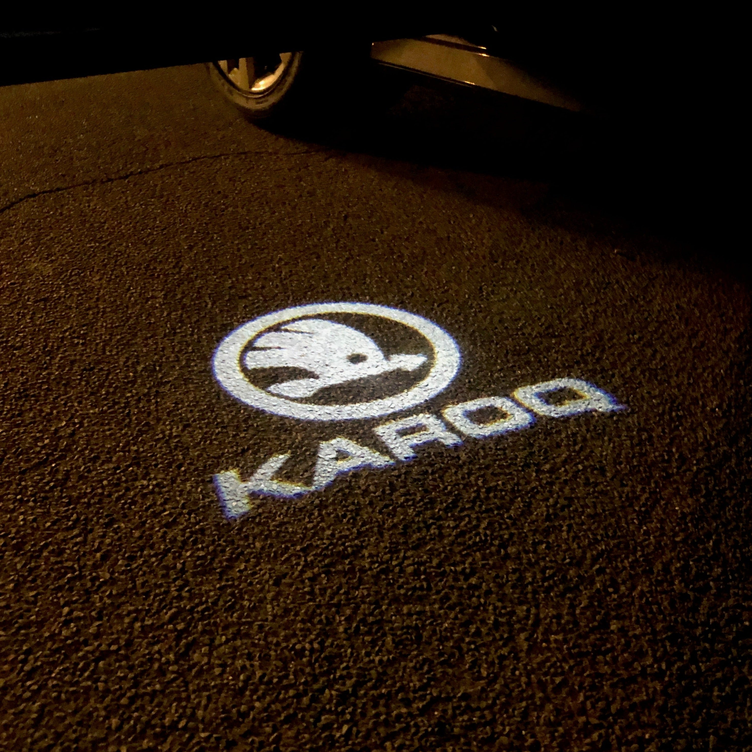 SKODA KAROQ LOGO أضواء Nr.50 (الكمية 1 = 2 شعار فيلم / 2 أضواء الباب)