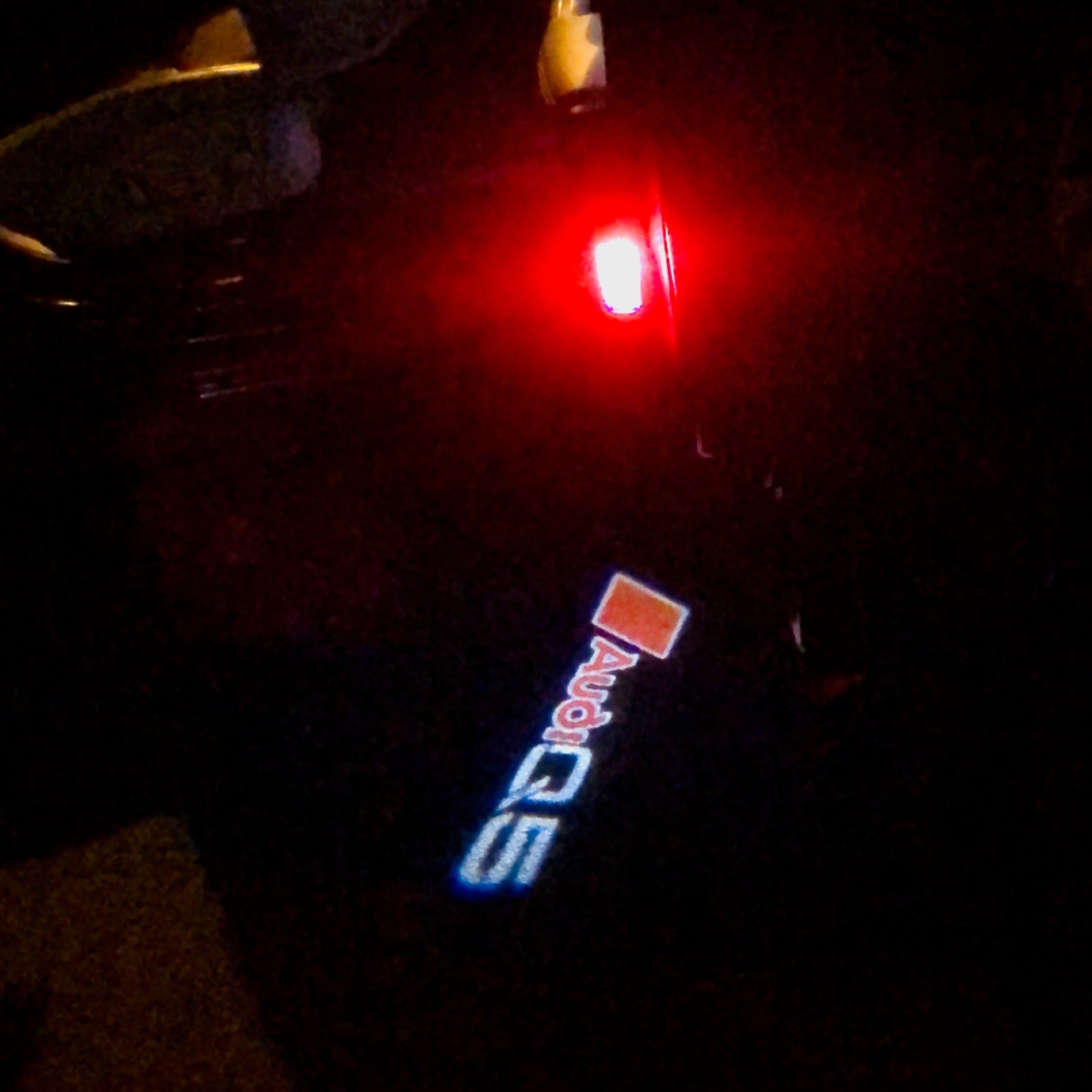AUDI LOGO PROJECTOT LIGHTS Nr.81 (الكمية 1 = 2 Logo Films /2 أضواء الباب)