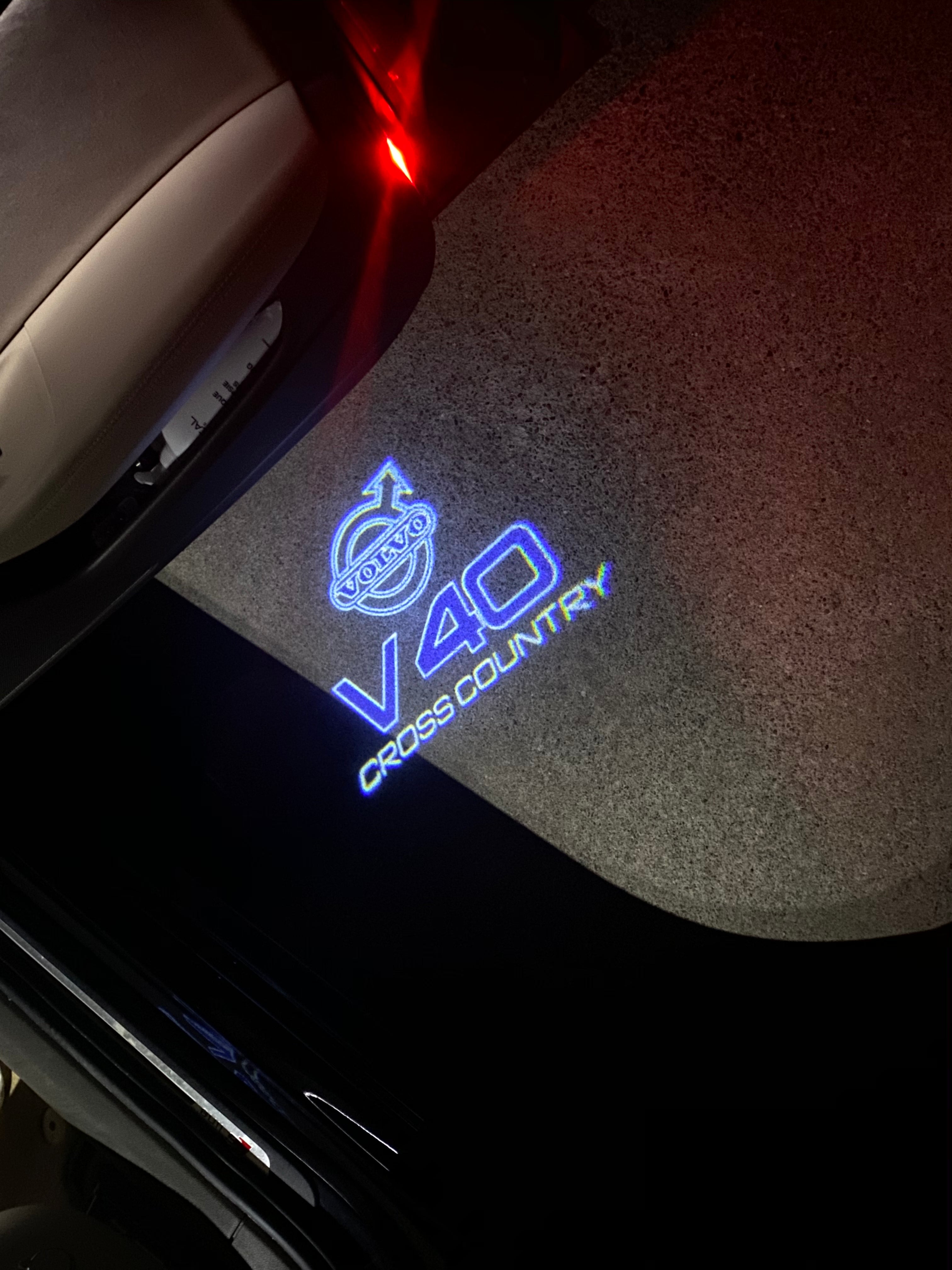 Volvo LOGO PROJECTOR LIGHTS Nr.101 (الكمية 1 = 2 شعار فيلم / 2 أضواء باب)