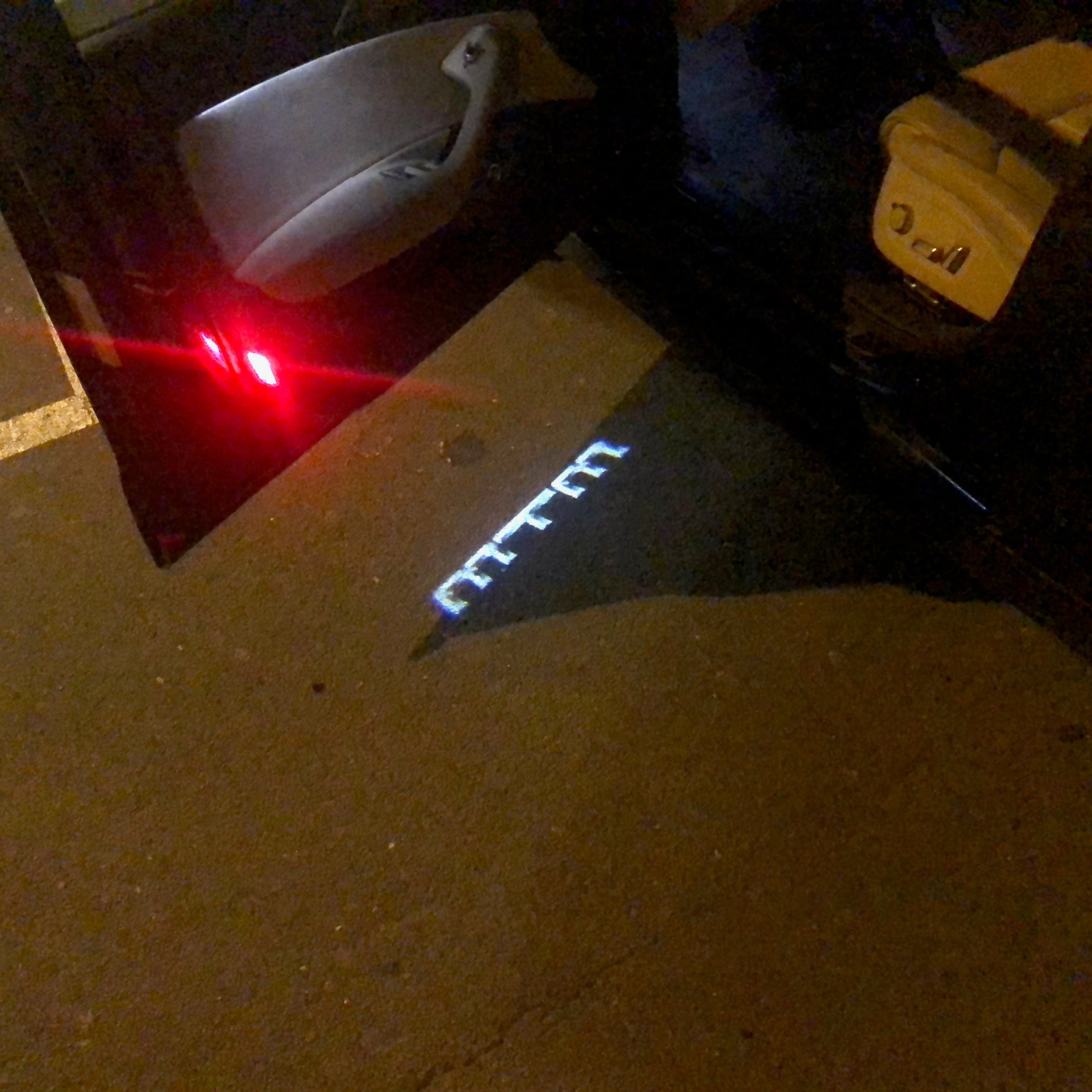 AUDI LOGO PROJECTOT LIGHTS Nr.84 (الكمية 1 = 2 Logo Films /2 أضواء الباب)