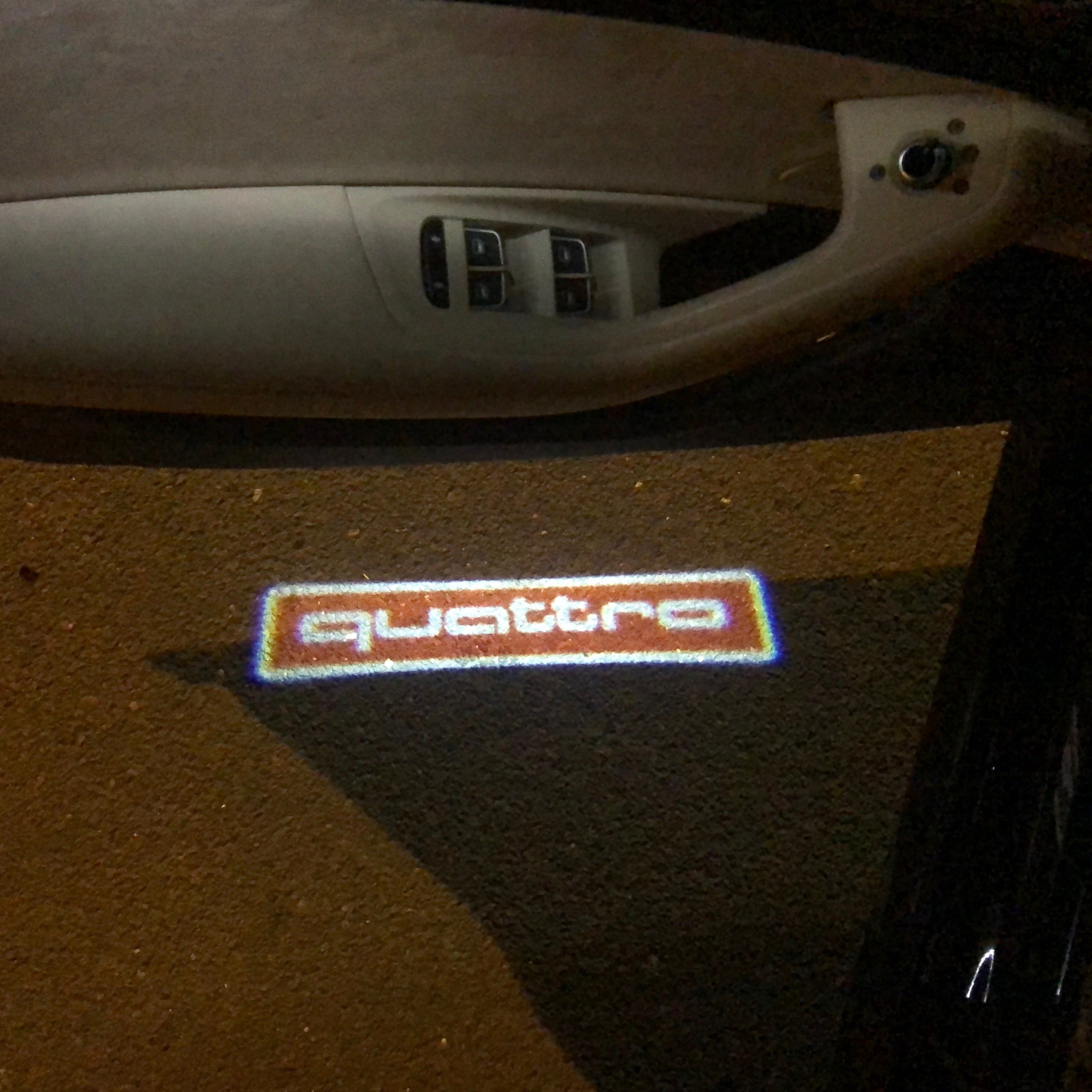 AUDI LOGO PROJECTOT LIGHTS Nr.83 (الكمية 1 = 2 Logo Films /2 أضواء الباب)