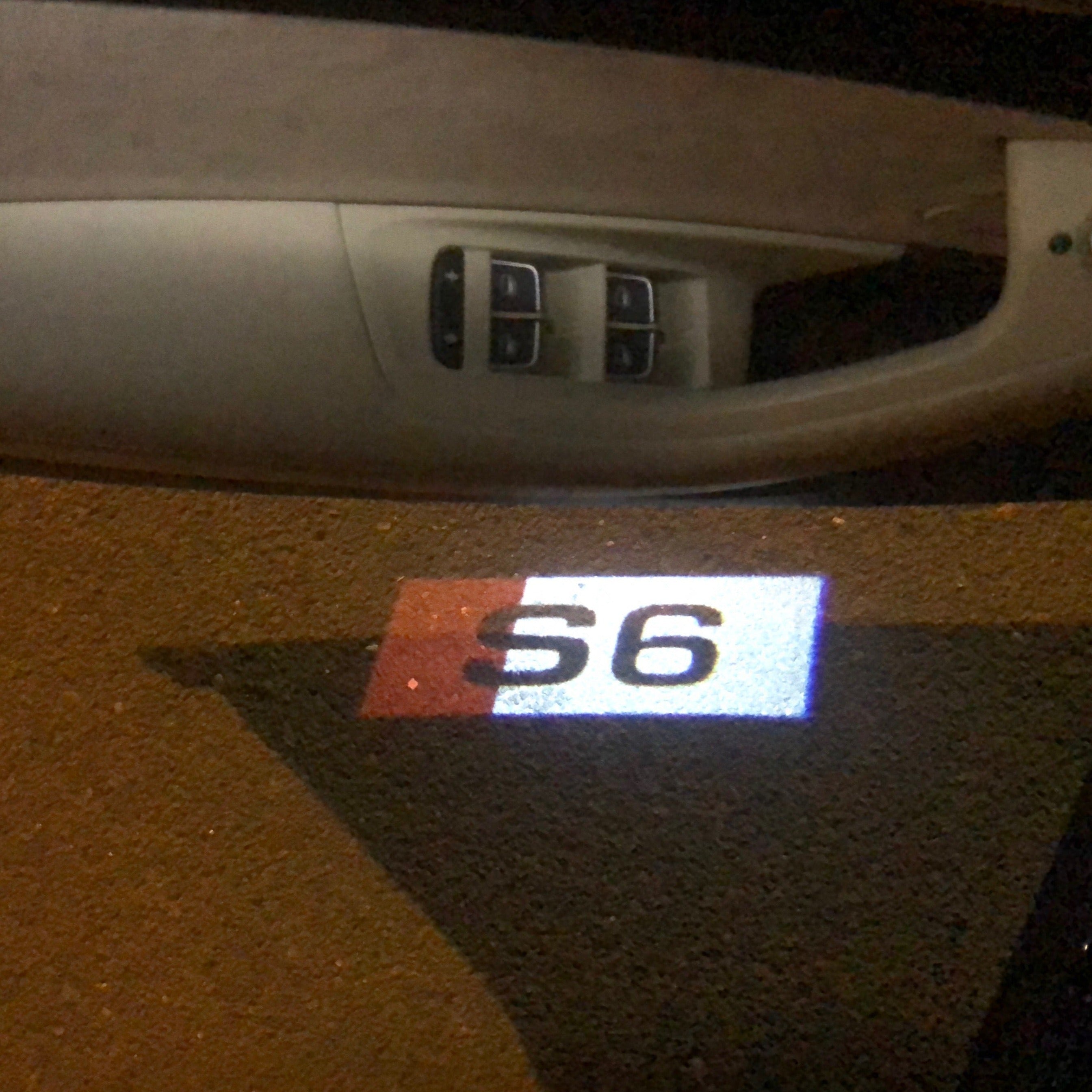 AUDI LOGO PROJECTOT LIGHTS Nr.133 (الكمية 1 = 2 Logo Films /2 أضواء الباب)