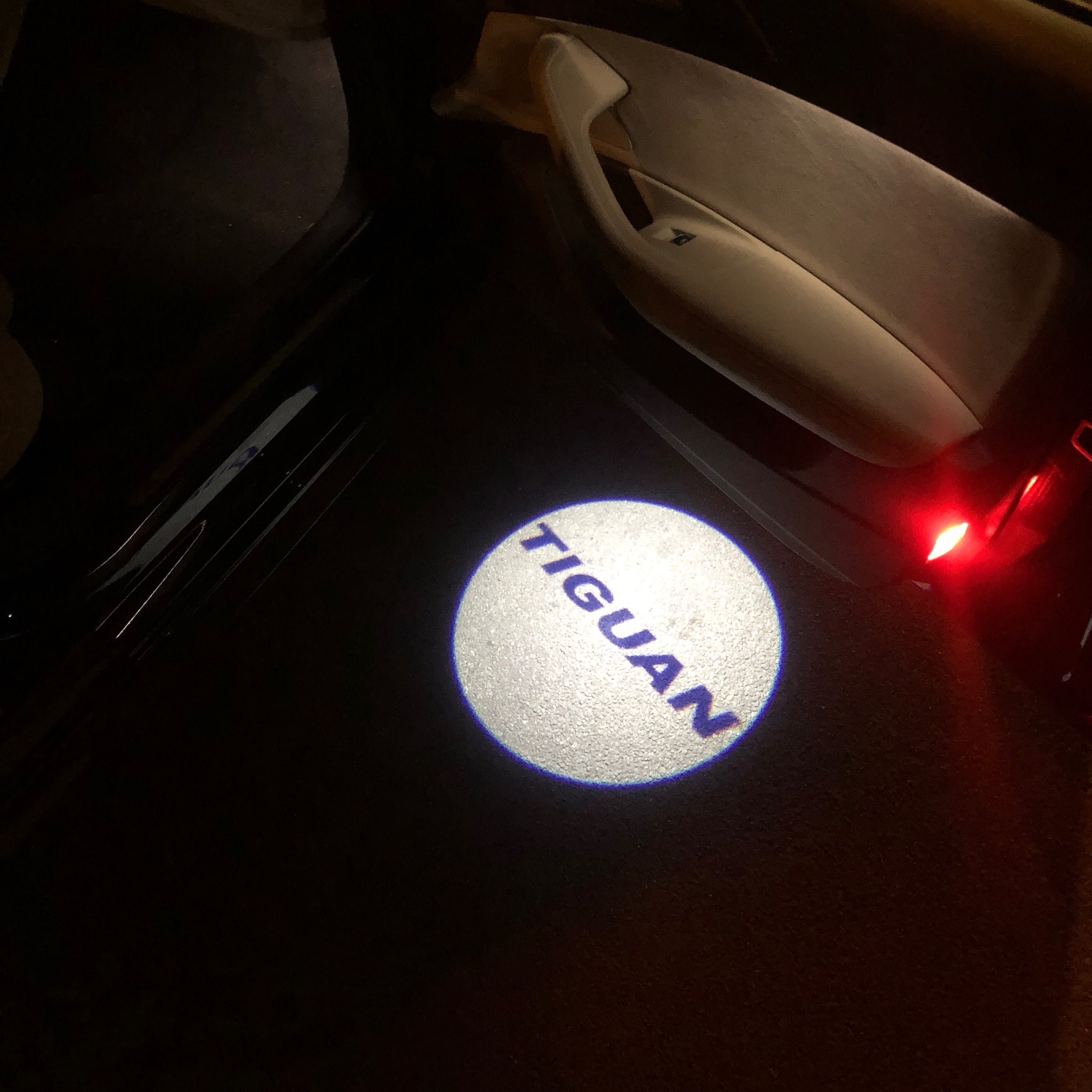 أضواء باب فولكس فاجن شعار TIGUAN رقم 40 (الكمية 1 = 2 شعار فيلم / 2 مصباح باب)