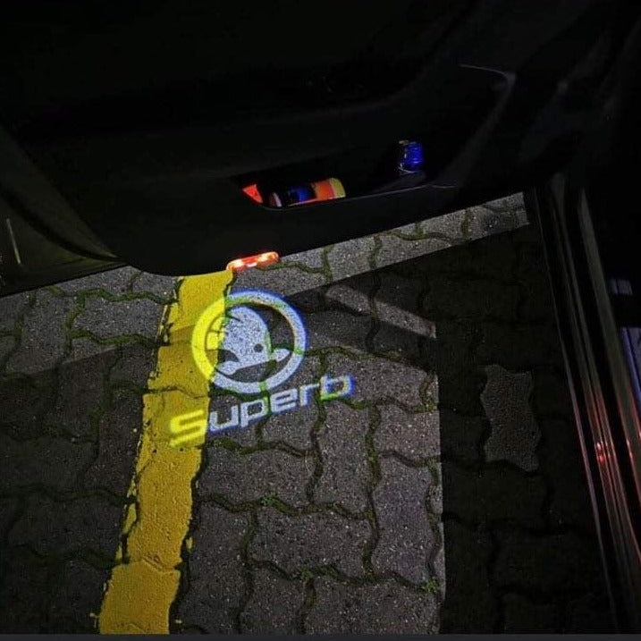 SKODA SUPERB LOGO LIGHTS Nr.52 (الكمية 1 = 2 شعار فيلم / 2 مصباح باب)